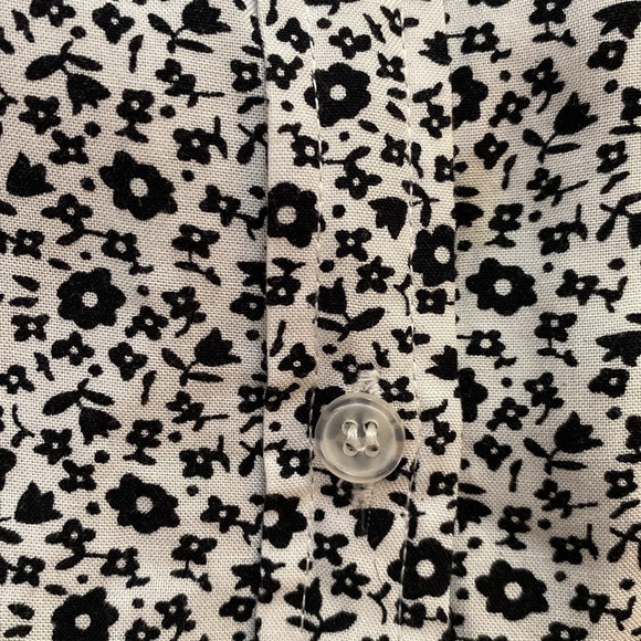 Velvet Heart Black and White Flower Print Button Down Blouse Size Medium - Picture 7 of 12